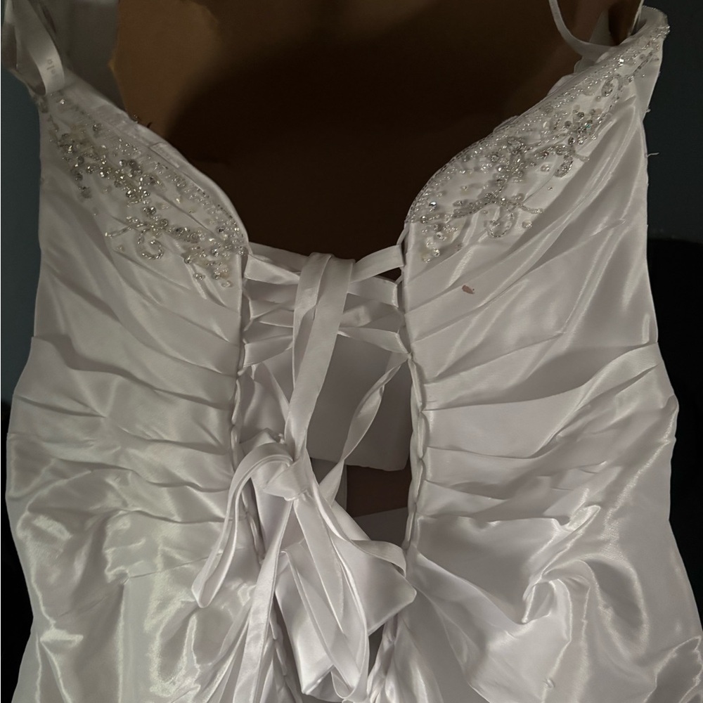 Elegant White Satin Gown - Picture 7 of 10